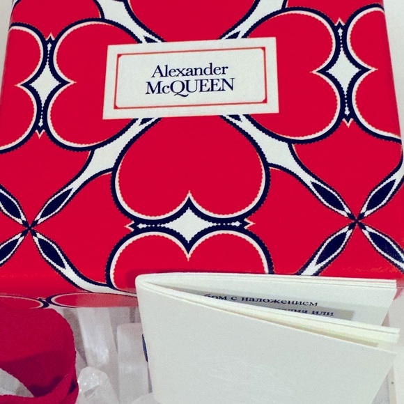 NEW Alexander McQueen Alphabet Skull Sneaker Charm in Gold “Letter O”. - Picture 4 of 7